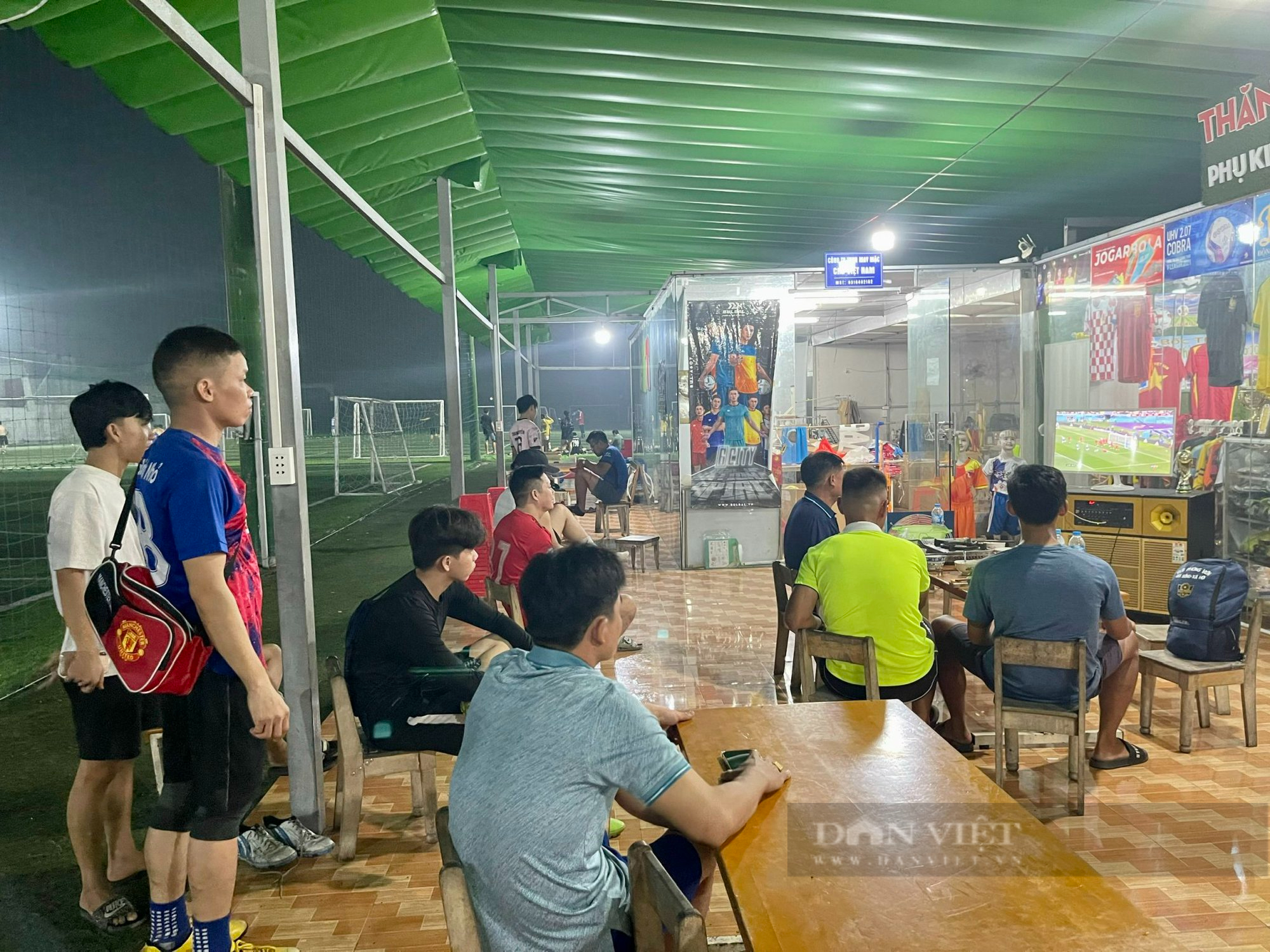 Sân bóng phong trào Sài Gòn rộn rã mùa World Cup  - Ảnh 4.