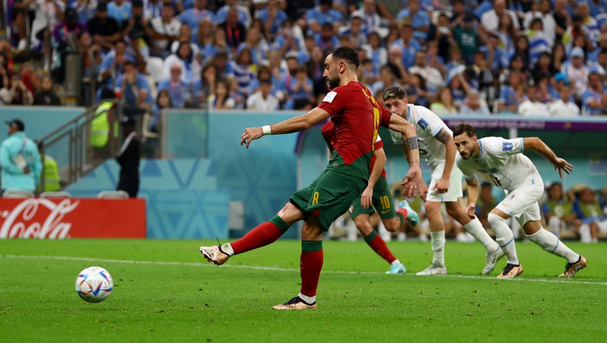 Bruno Fernandes 2 lần “xé lưới” Uruguay, Bồ  Đào Nha sớm vào vòng 1/8 - Ảnh 3.