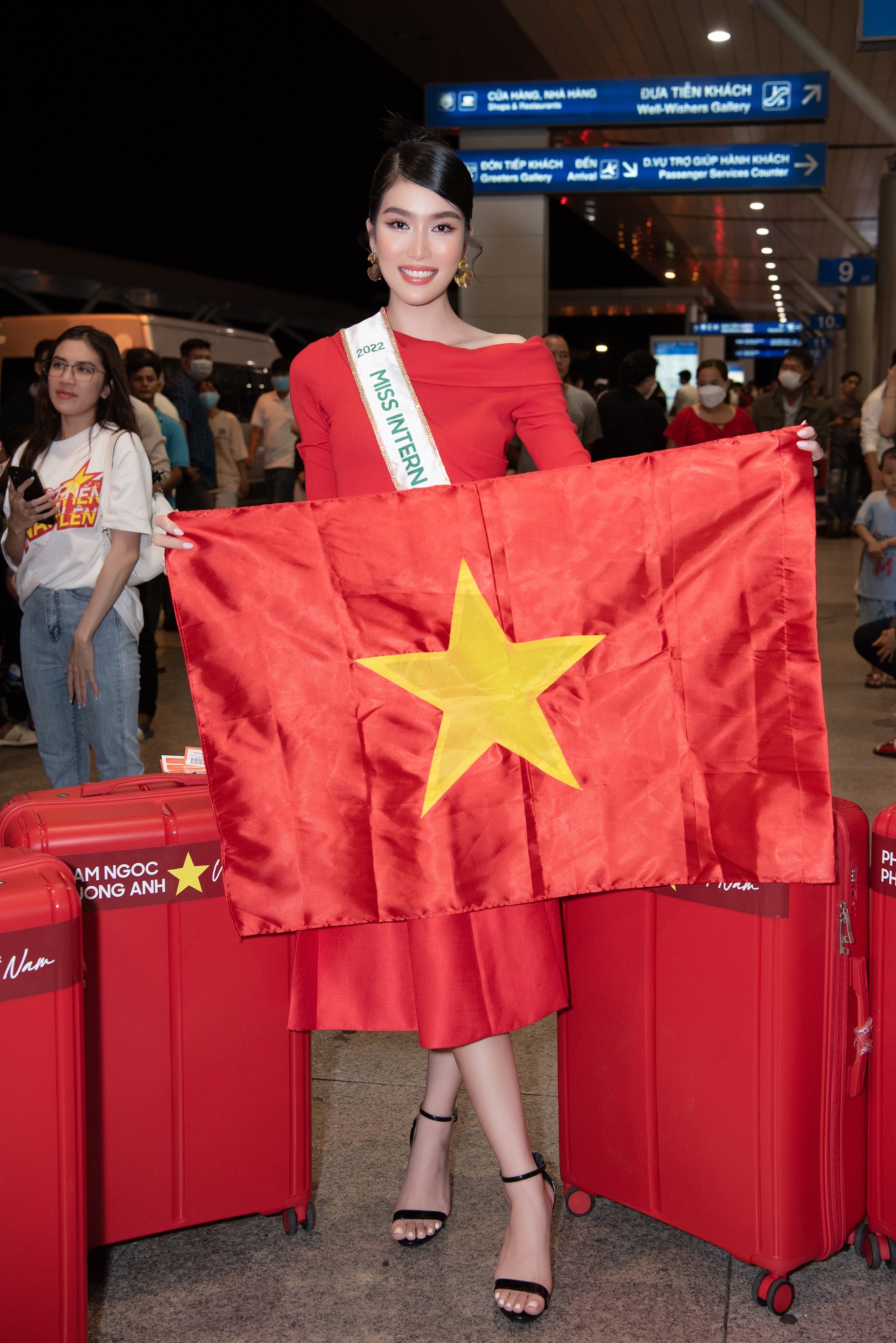 Á hậu Phương Anh xinh đẹp, lôi cuốn trong ngày đi thi Miss International 2022 - Ảnh 3.