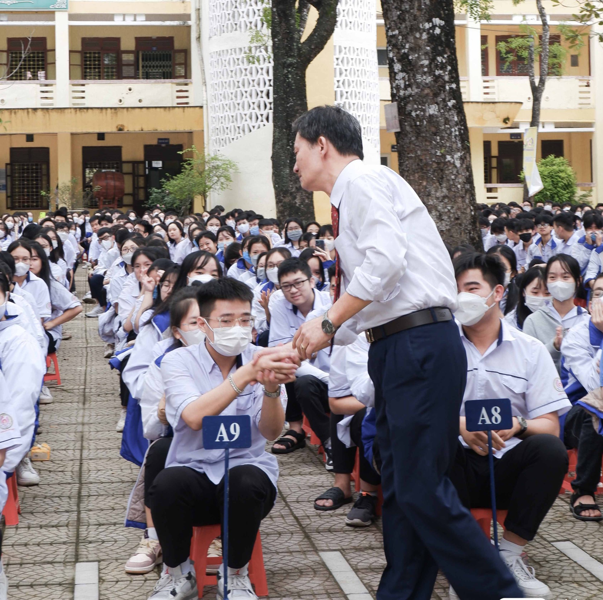 Thầy giáo chia tay về hưu, cả trường ôm nhau bật khóc  - Ảnh 4.