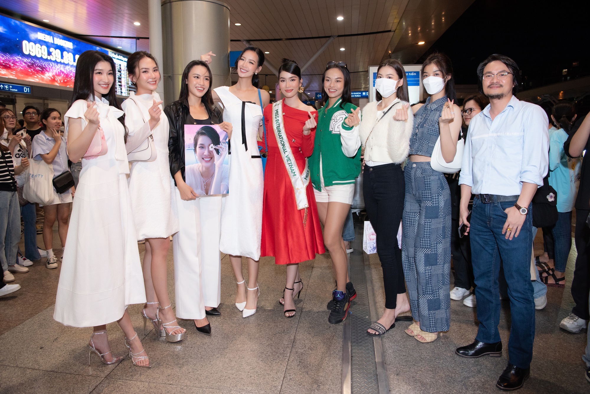 Á hậu Phương Anh xinh đẹp, lôi cuốn trong ngày đi thi Miss International 2022 - Ảnh 2.