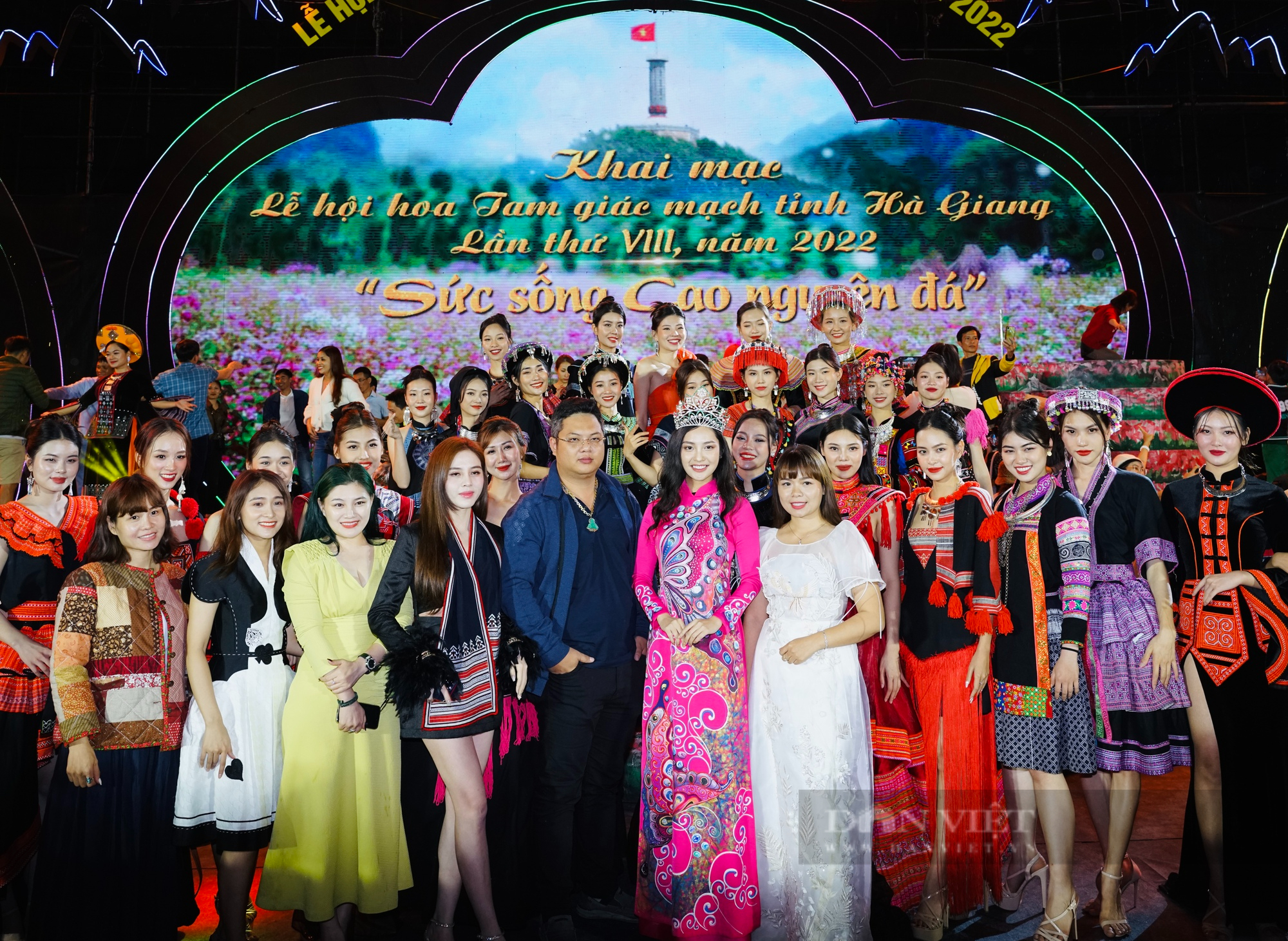 Hoa hậu Nông Thúy Hằng rạng rỡ tại Lễ hội hoa Tam Giác Mạch 2022  - Ảnh 1.