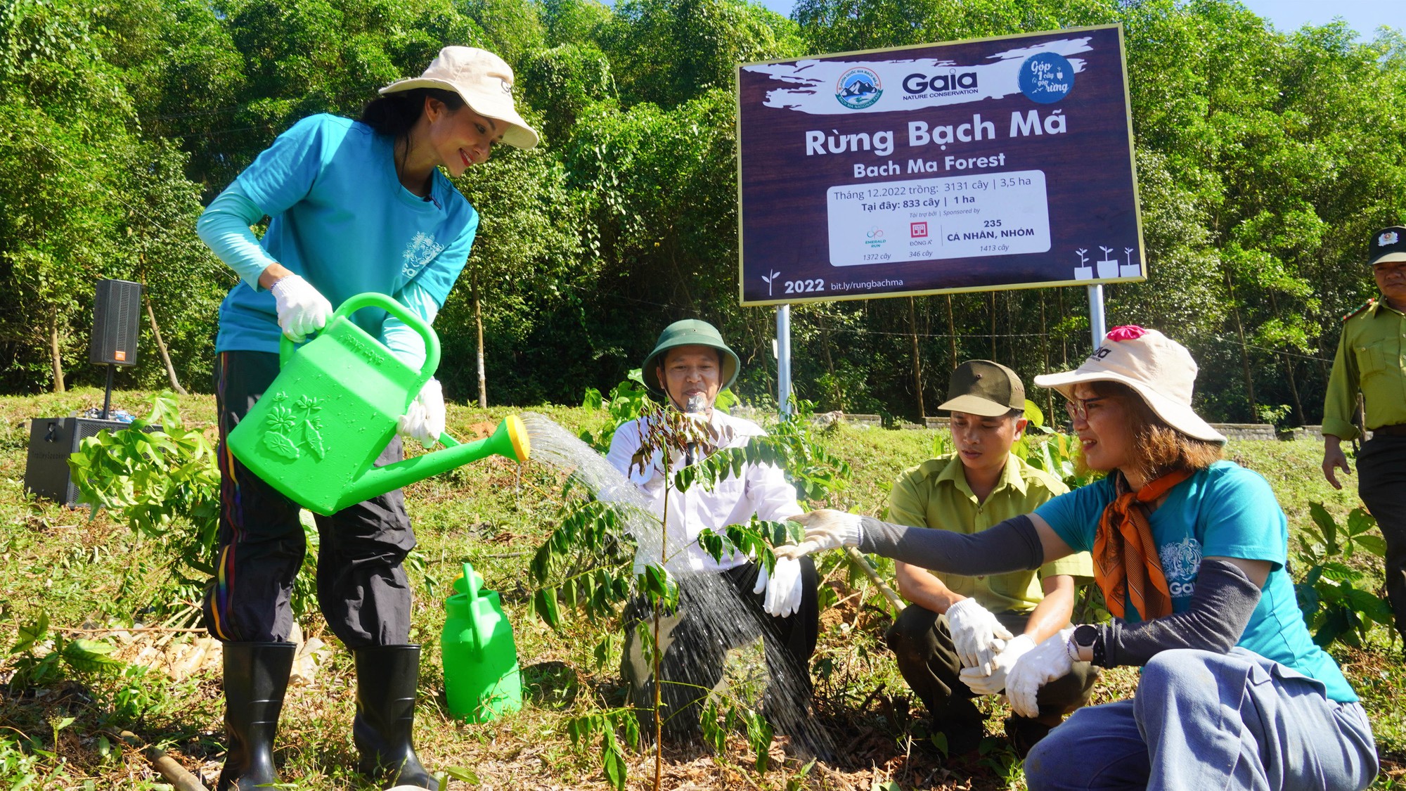 Hoa hậu H'Hen Niê góp tay phủ xanh rừng Bạch Mã - Ảnh 3.