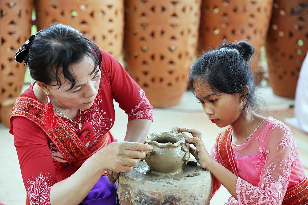 Nghệ thuật làm gốm của người Chăm được UNESCO ghi danh vào Danh sách di sản cần bảo vệ khẩn cấp - Ảnh 4.