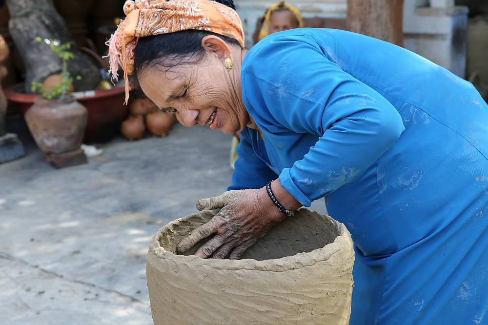 Nghệ thuật làm gốm của người Chăm được UNESCO ghi danh vào Danh sách di sản cần bảo vệ khẩn cấp - Ảnh 3.