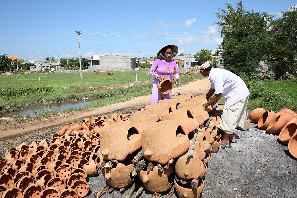 Nghệ thuật làm gốm của người Chăm được UNESCO ghi danh vào Danh sách di sản cần bảo vệ khẩn cấp - Ảnh 1.