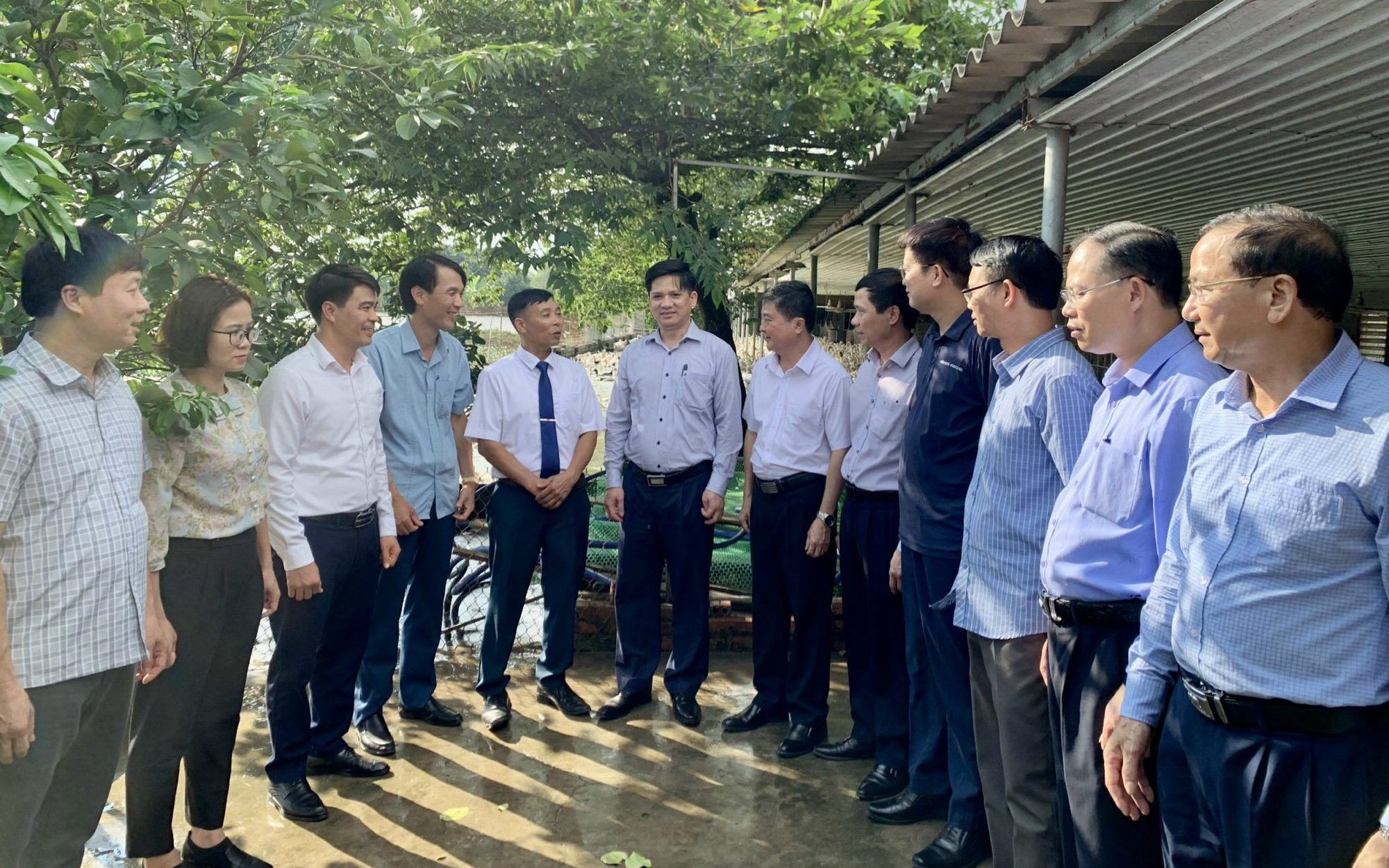 Phó Chủ tịch Thường trực Hội NDVN Phạm Tiến Nam thăm mô hình nuôi vịt của tỷ phú nông dân ở Bắc Giang