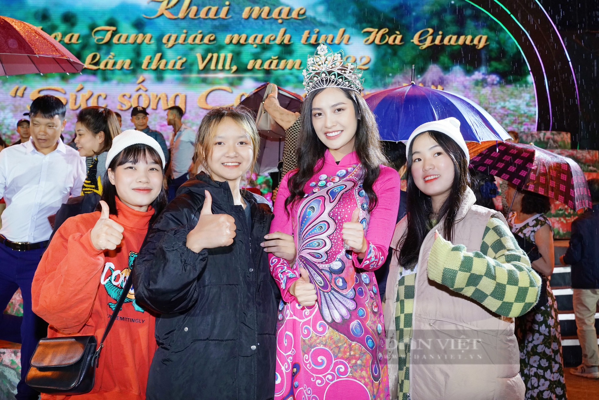 Hoa hậu Nông Thúy Hằng rạng rỡ tại Lễ hội hoa Tam Giác Mạch 2022  - Ảnh 6.