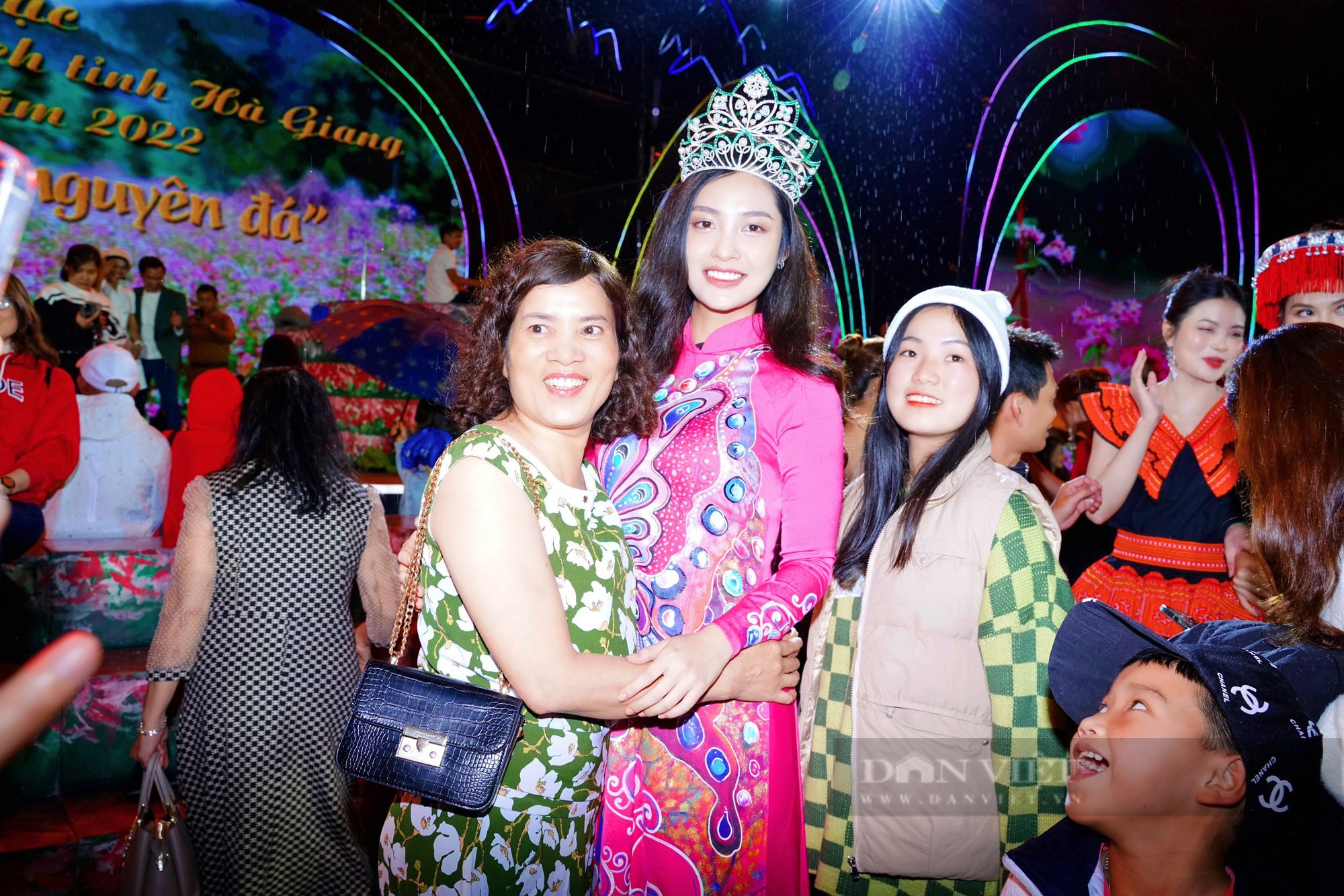 Hoa hậu Nông Thúy Hằng rạng rỡ tại Lễ hội hoa Tam Giác Mạch 2022  - Ảnh 7.