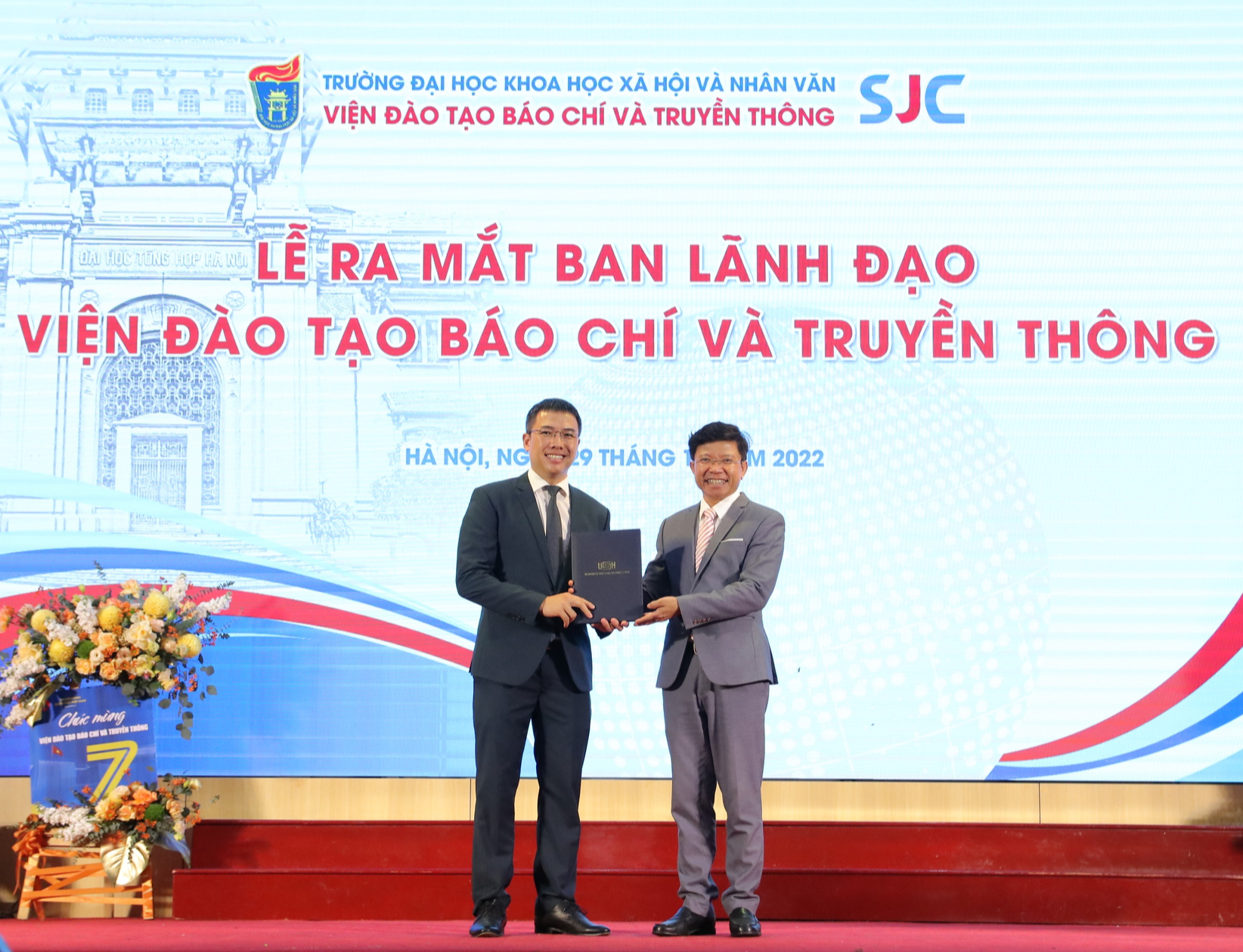 Trường ĐH KHXH&NV ra mắt Ban lãnh đạo Viện Đào tạo Báo chí và Truyền thông nhiệm kỳ mới - Ảnh 1.