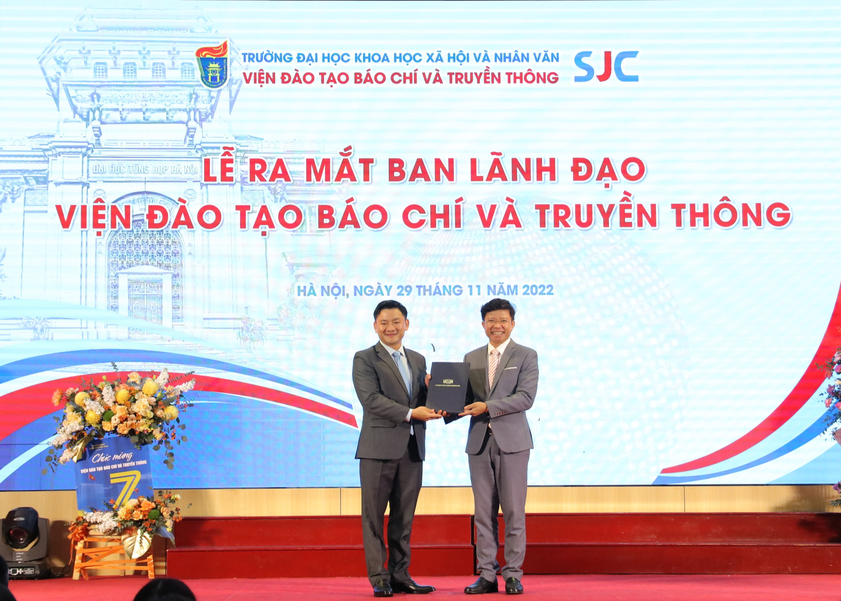 Trường ĐH KHXH&NV ra mắt Ban lãnh đạo Viện Đào tạo Báo chí và Truyền thông nhiệm kỳ mới - Ảnh 2.