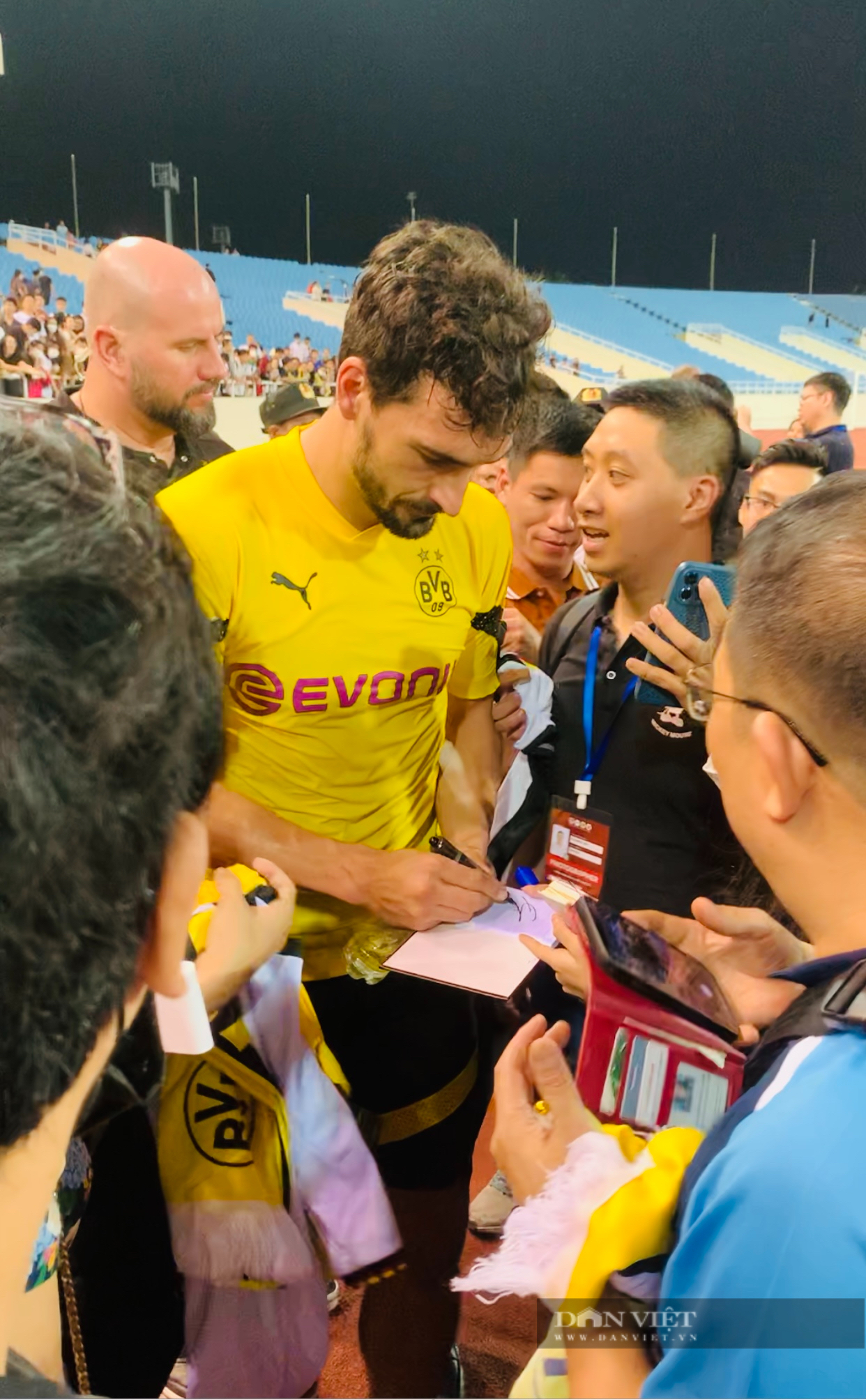 Mats Hummels và dàn cầu thủ Dortmund làm quen sân Mỹ Đình - Ảnh 8.