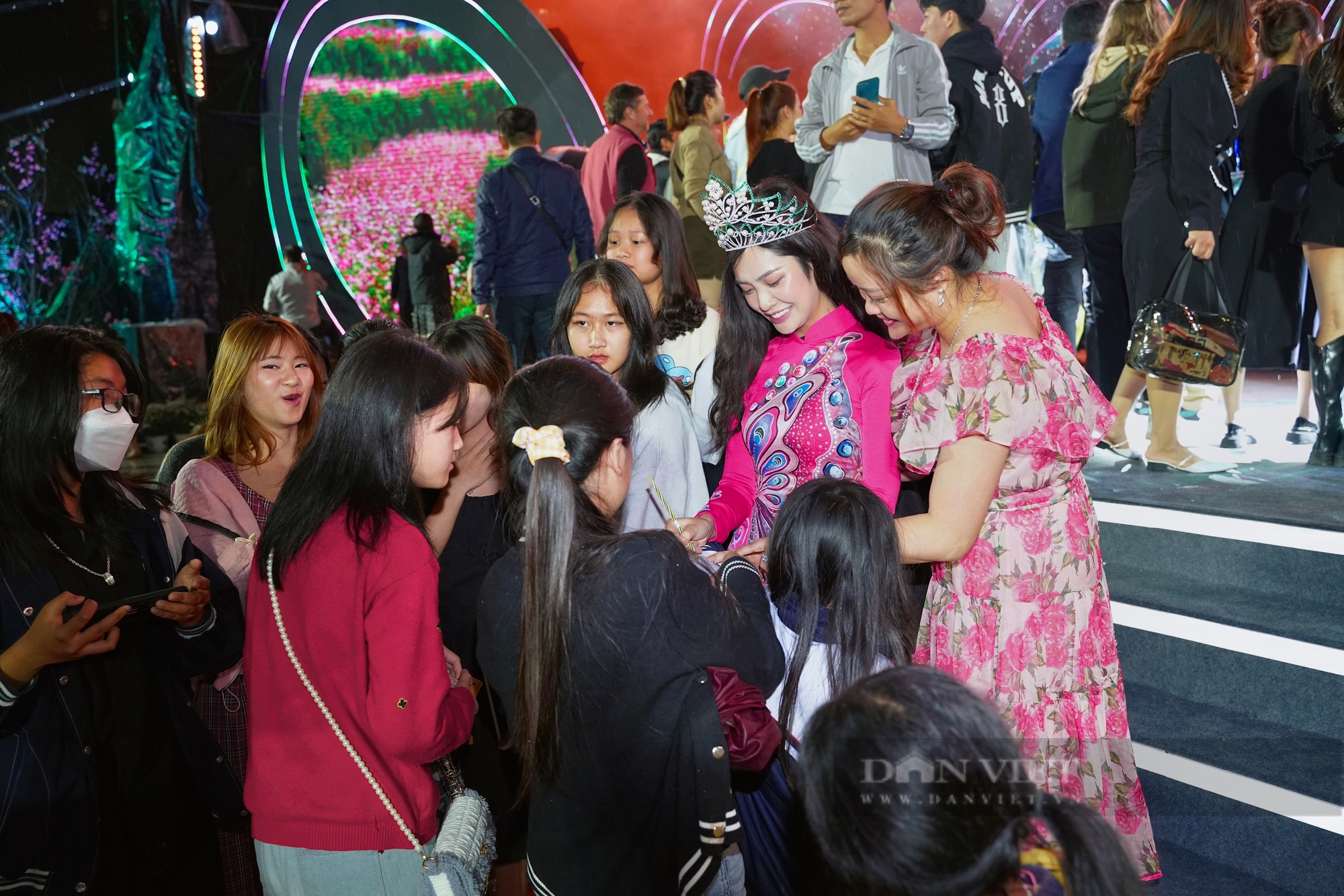 Hoa hậu Nông Thúy Hằng rạng rỡ tại Lễ hội hoa Tam Giác Mạch 2022  - Ảnh 5.