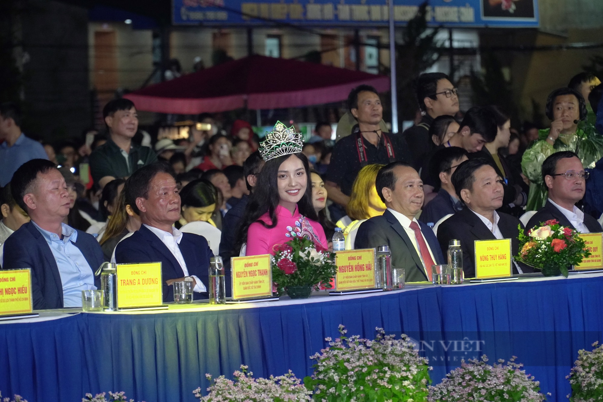 Hoa hậu Nông Thúy Hằng rạng rỡ tại Lễ hội hoa Tam Giác Mạch 2022  - Ảnh 4.