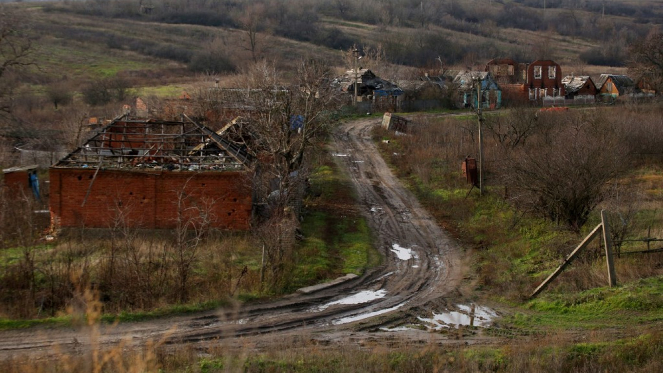 Mùa đông gieo thêm đau khổ cho ngôi làng Ukraine bị chiến tranh tàn phá - Ảnh 1.