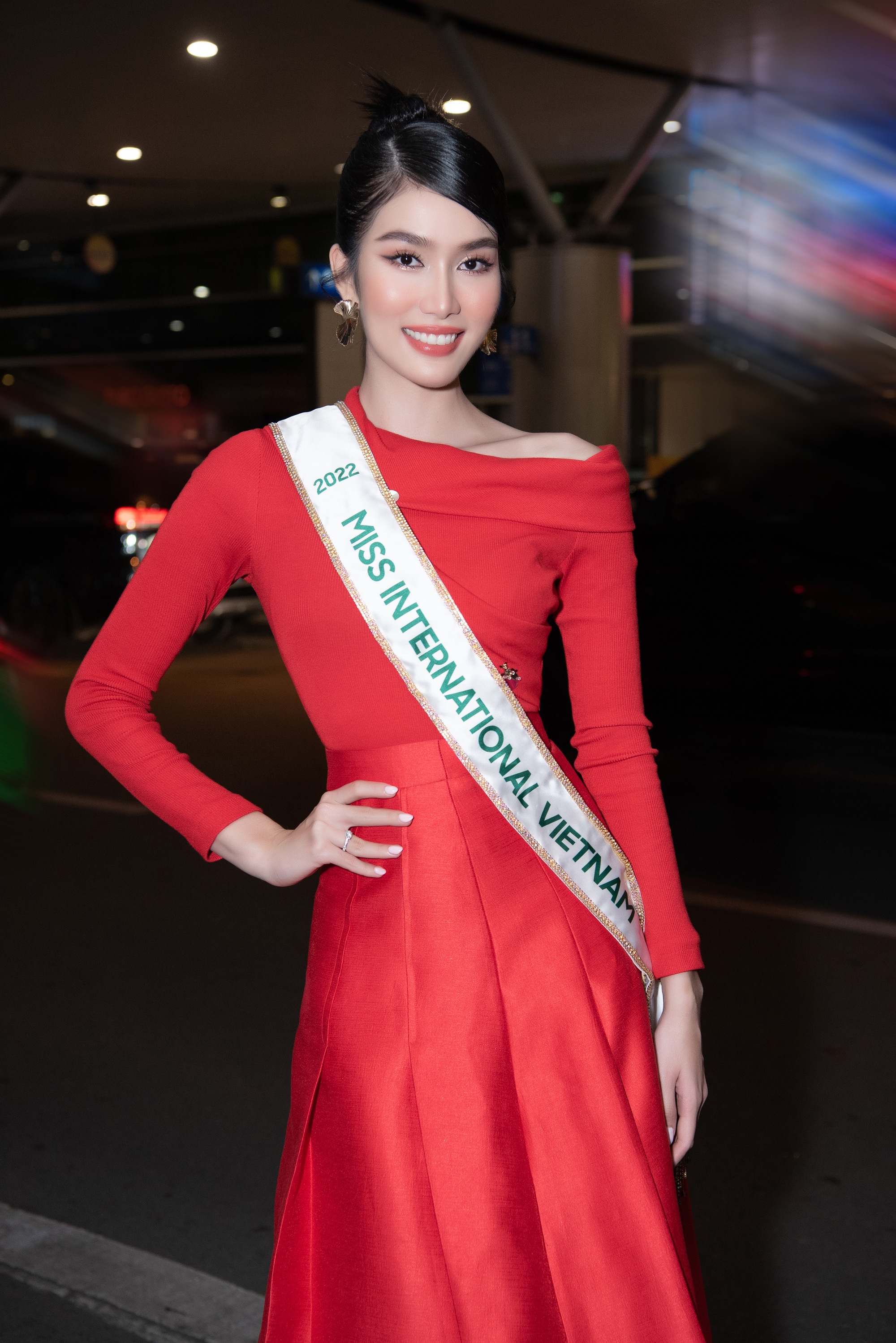 Á hậu Phương Anh xinh đẹp, lôi cuốn trong ngày đi thi Miss International 2022 - Ảnh 1.