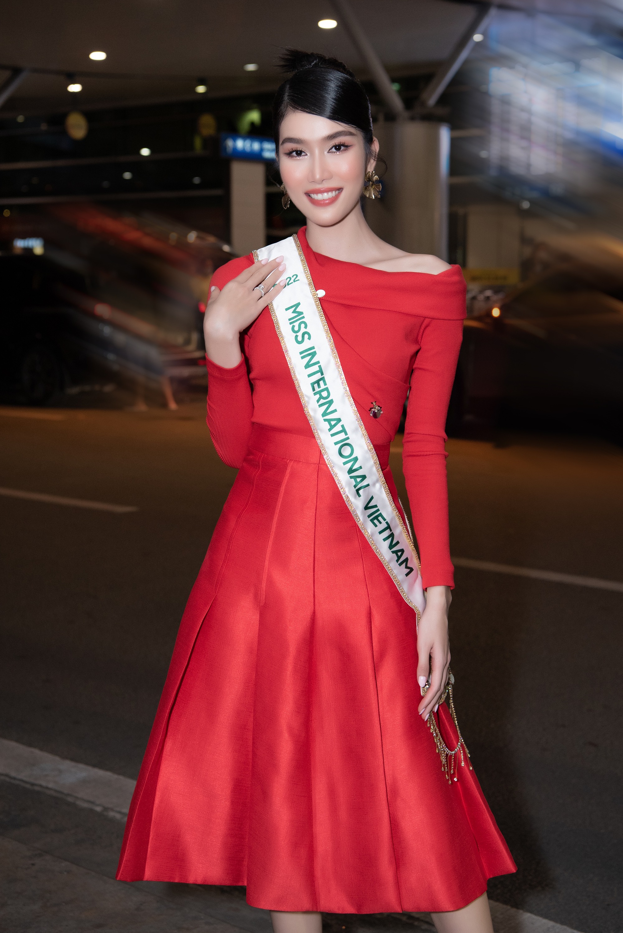 Á hậu Phương Anh xinh đẹp, lôi cuốn trong ngày đi thi Miss International 2022 - Ảnh 4.
