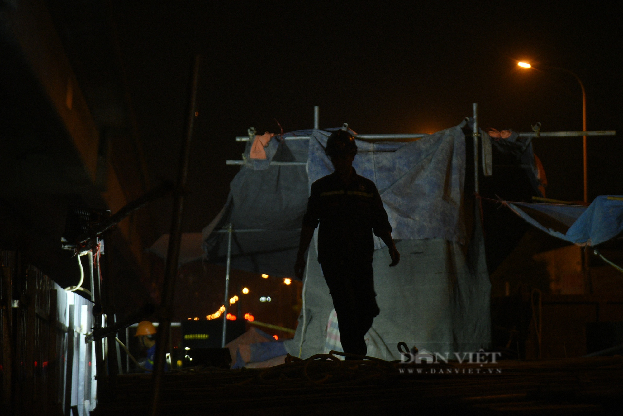 Xuyên đêm thu gọn rào chắn trên đường Nguyễn Xiển để giảm ùn tắc giao thông - Ảnh 9.