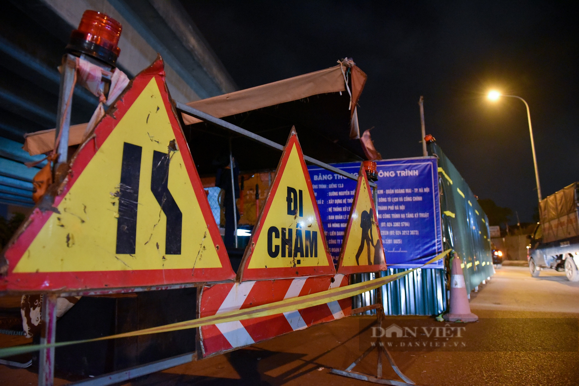 Xuyên đêm thu gọn rào chắn trên đường Nguyễn Xiển để giảm ùn tắc giao thông - Ảnh 11.