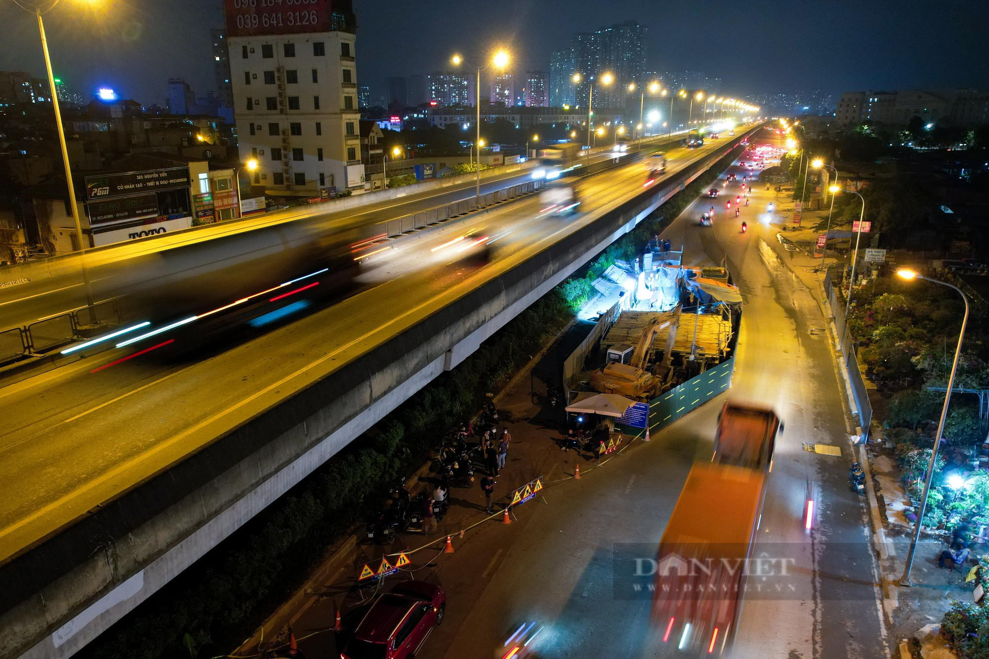 Xuyên đêm thu gọn rào chắn trên đường Nguyễn Xiển để giảm ùn tắc giao thông - Ảnh 4.