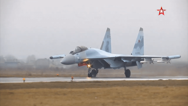 Su-35S phóng tên lửa diệt máy bay Ukraine ngay từ không phận Nga - Ảnh 1.