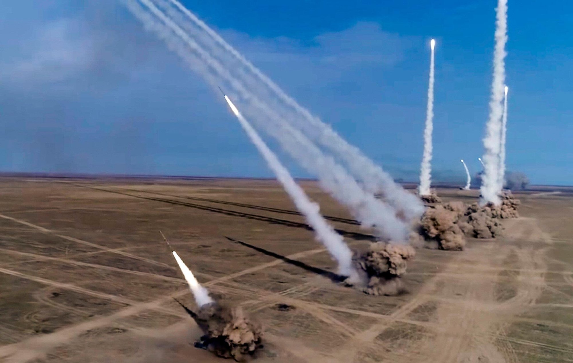 Hình ảnh chiến dịch tập kích tên lửa của Nga: Đòn quá hiểm với Ukraine - Ảnh 1.