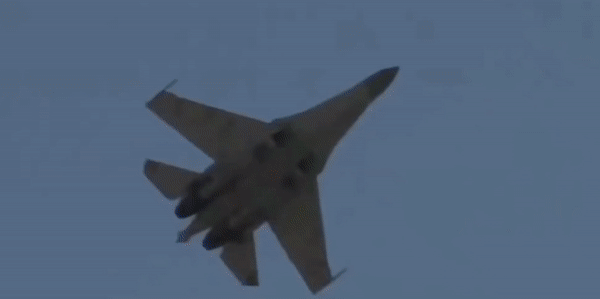 Su-35S phóng tên lửa diệt máy bay Ukraine ngay từ không phận Nga - Ảnh 11.