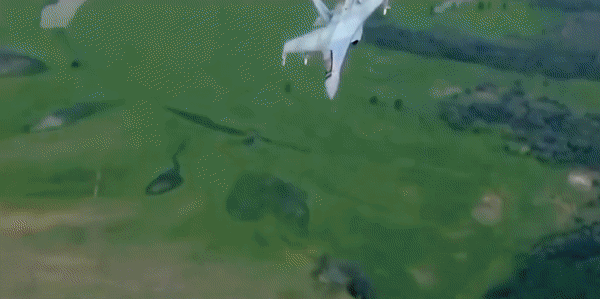 Su-35S phóng tên lửa diệt máy bay Ukraine ngay từ không phận Nga - Ảnh 13.