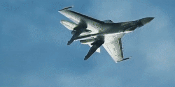Su-35S phóng tên lửa diệt máy bay Ukraine ngay từ không phận Nga - Ảnh 14.
