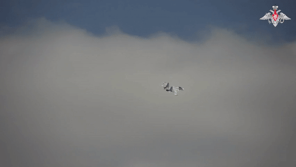 Su-35S phóng tên lửa diệt máy bay Ukraine ngay từ không phận Nga - Ảnh 27.
