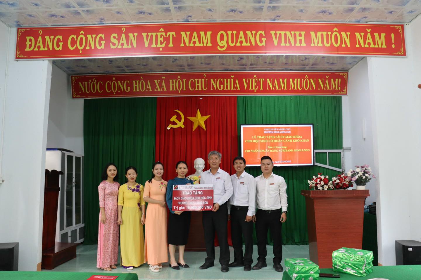 Quảng Ngãi: Agribank trao tặng sách cho học sinh có hoàn cảnh khó khăn tại huyện miền núi Minh Long - Ảnh 2.
