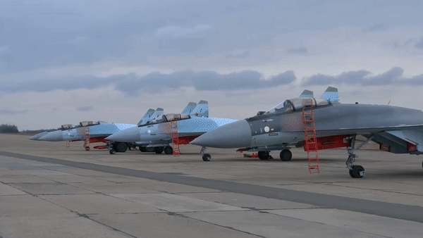 Su-35S phóng tên lửa diệt máy bay Ukraine ngay từ không phận Nga - Ảnh 6.