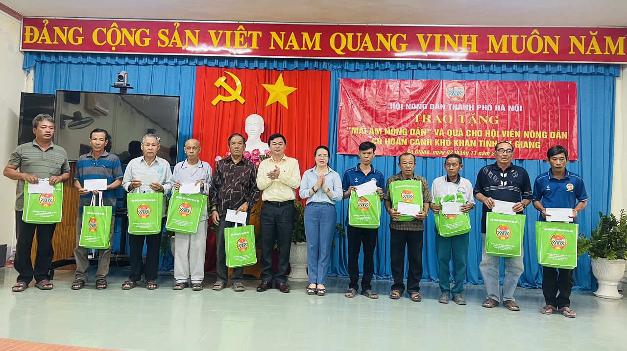 Hội Nông dân TP Hà Nội trao đổi kinh nghiệm về công tác xây dựng Quỹ HTND, tặng quà cho nông dân An Giang - Ảnh 2.