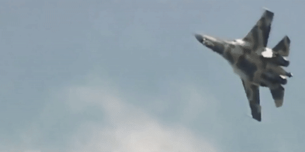 Su-35S phóng tên lửa diệt máy bay Ukraine ngay từ không phận Nga - Ảnh 9.