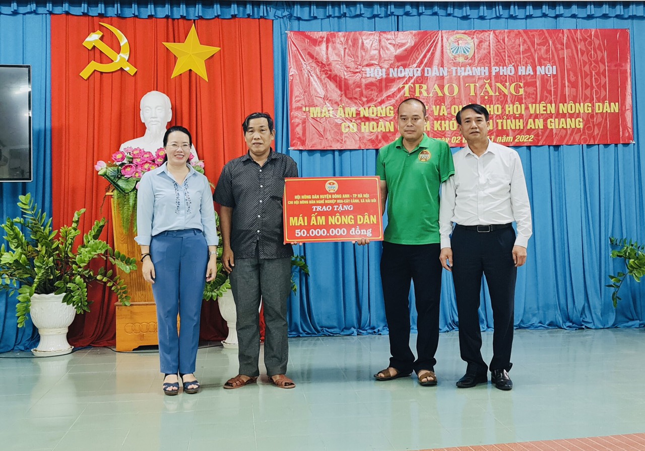 Hội Nông dân TP Hà Nội trao đổi kinh nghiệm về công tác xây dựng Quỹ HTND, tặng quà cho nông dân An Giang - Ảnh 1.