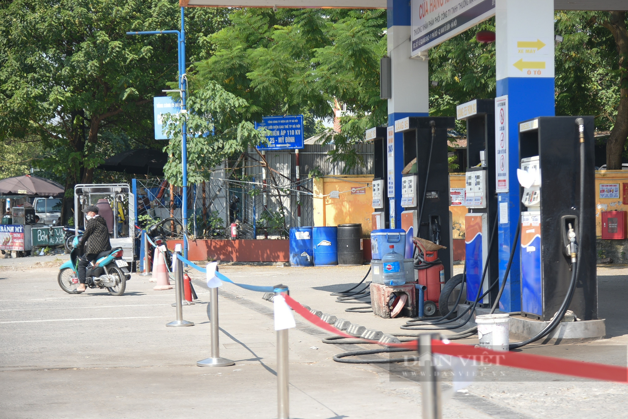 Nhiều cây xăng ở Hà Nội bán cầm chừng, treo bảng hết xăng - Ảnh 9.