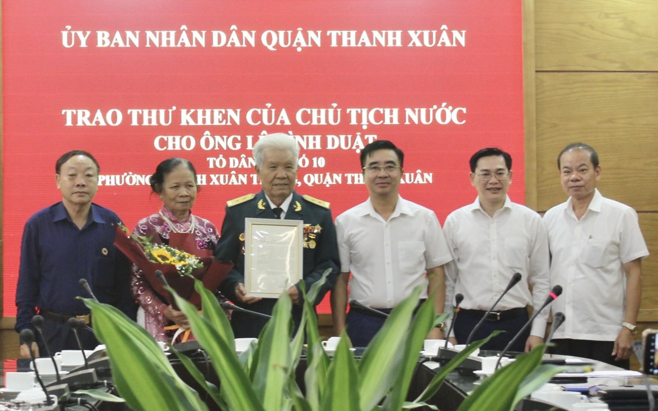 Quận Thanh Xuân trao Thư khen của Chủ tịch nước cho ông Lê Đình Duật