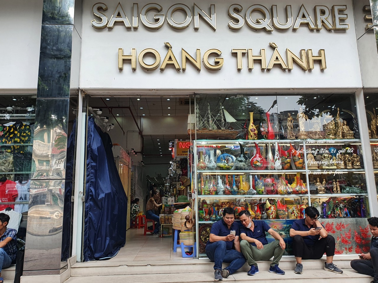 Hàng loạt ki-ốt tại Sài Gòn Square đóng cửa sau khi bị &quot;đột kích&quot; kiểm tra hàng gian, hàng giả - Ảnh 3.