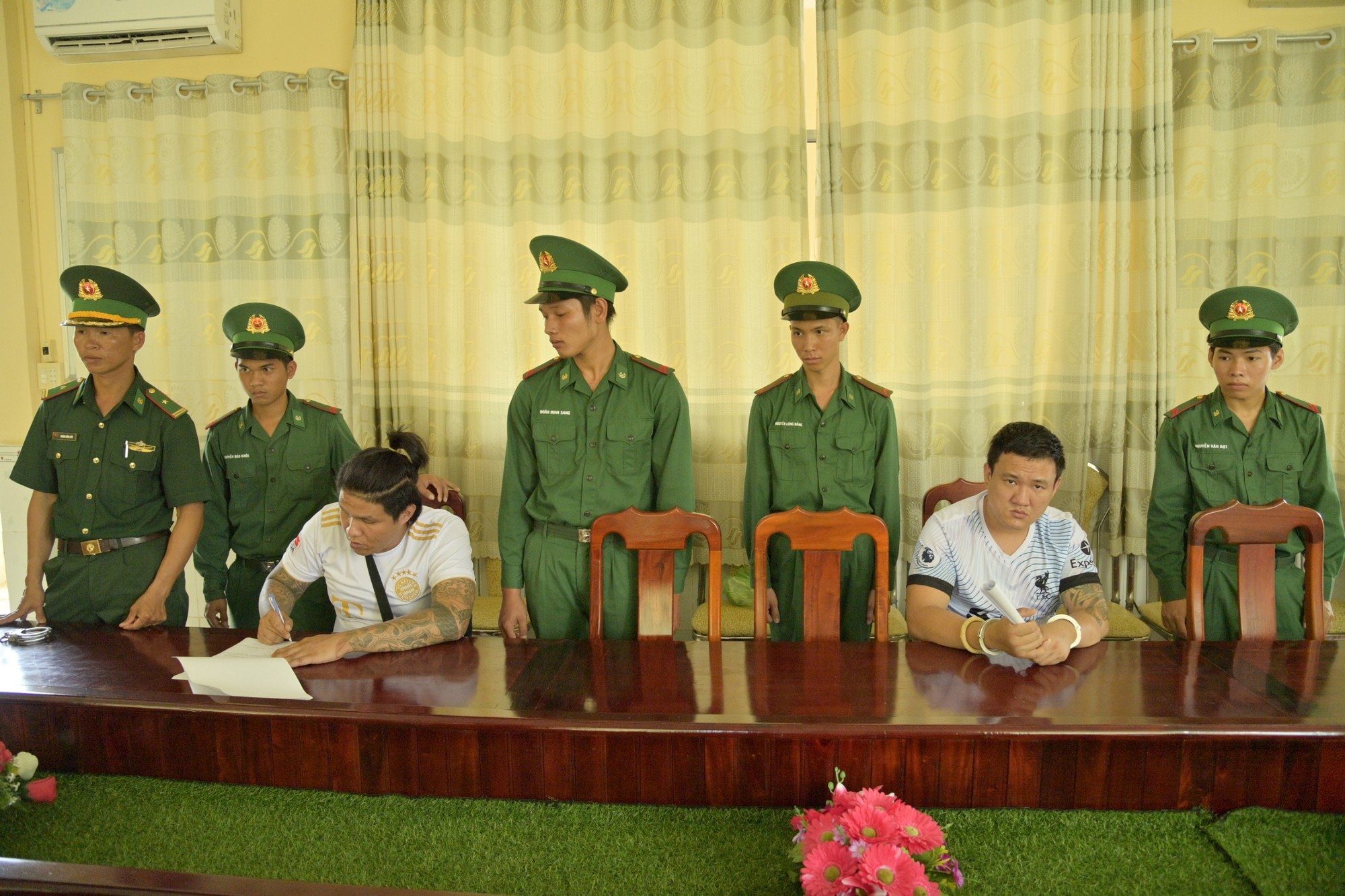Kiên Giang: Khởi tố, bắt tạm giam 2 người xuất cảnh trái phép sang Campuchia để làm việc cho công ty game online - Ảnh 2.