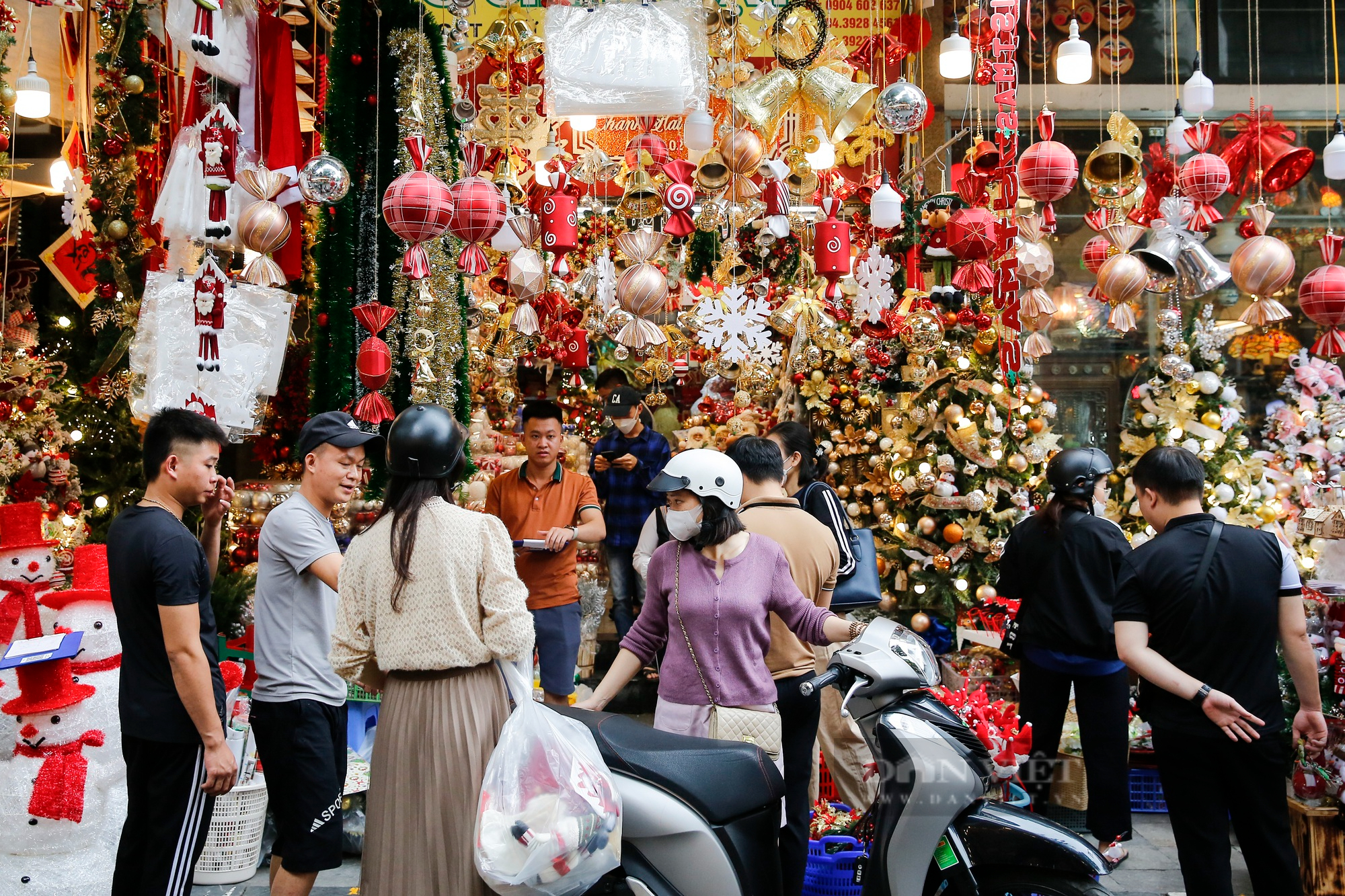 Hoa mắt trước &quot;rừng&quot; đồ trang trí Giáng sinh tại phố cổ Hà Nội - Ảnh 6.