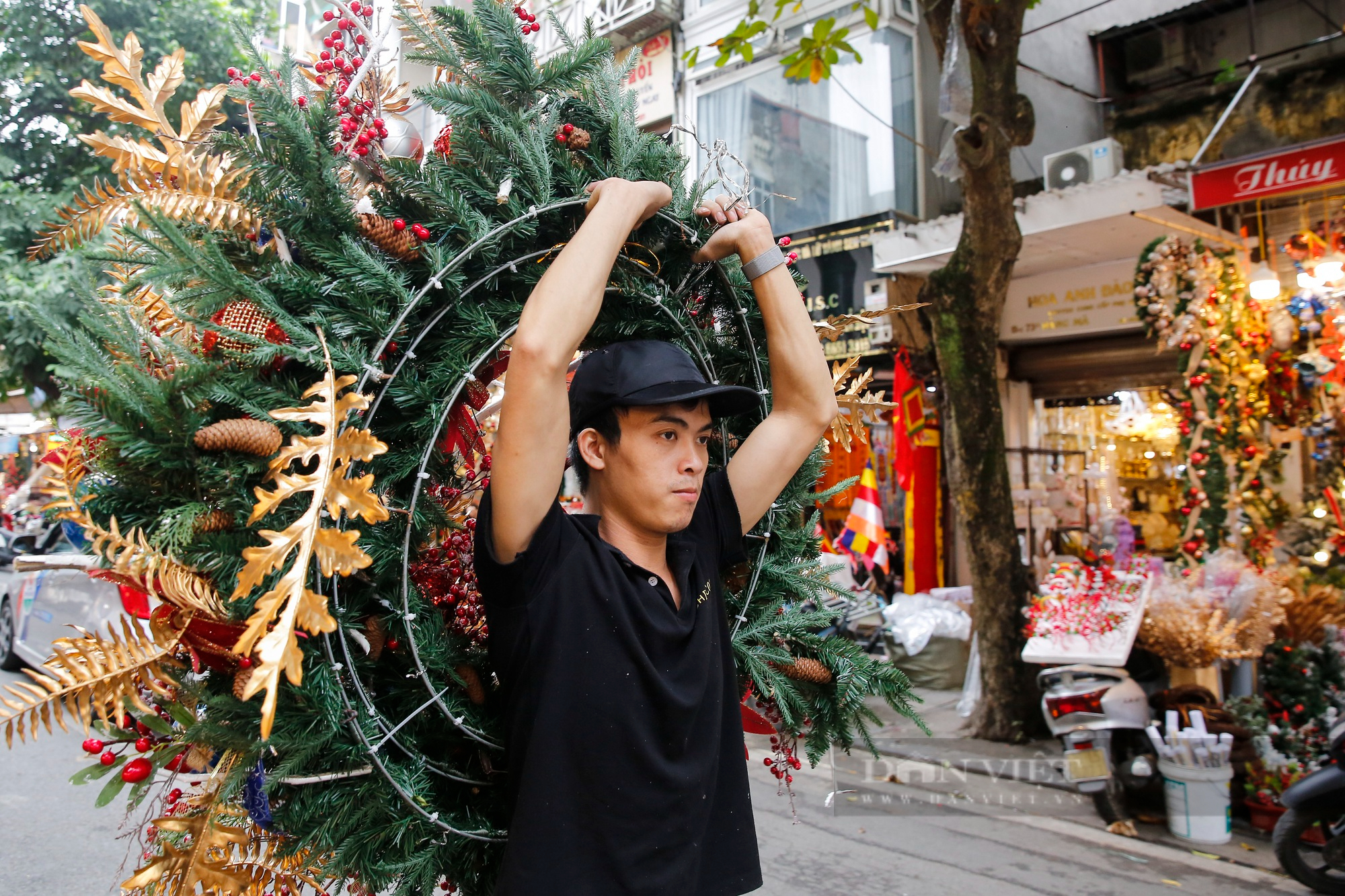 Hoa mắt trước &quot;rừng&quot; đồ trang trí Giáng sinh tại phố cổ Hà Nội - Ảnh 9.