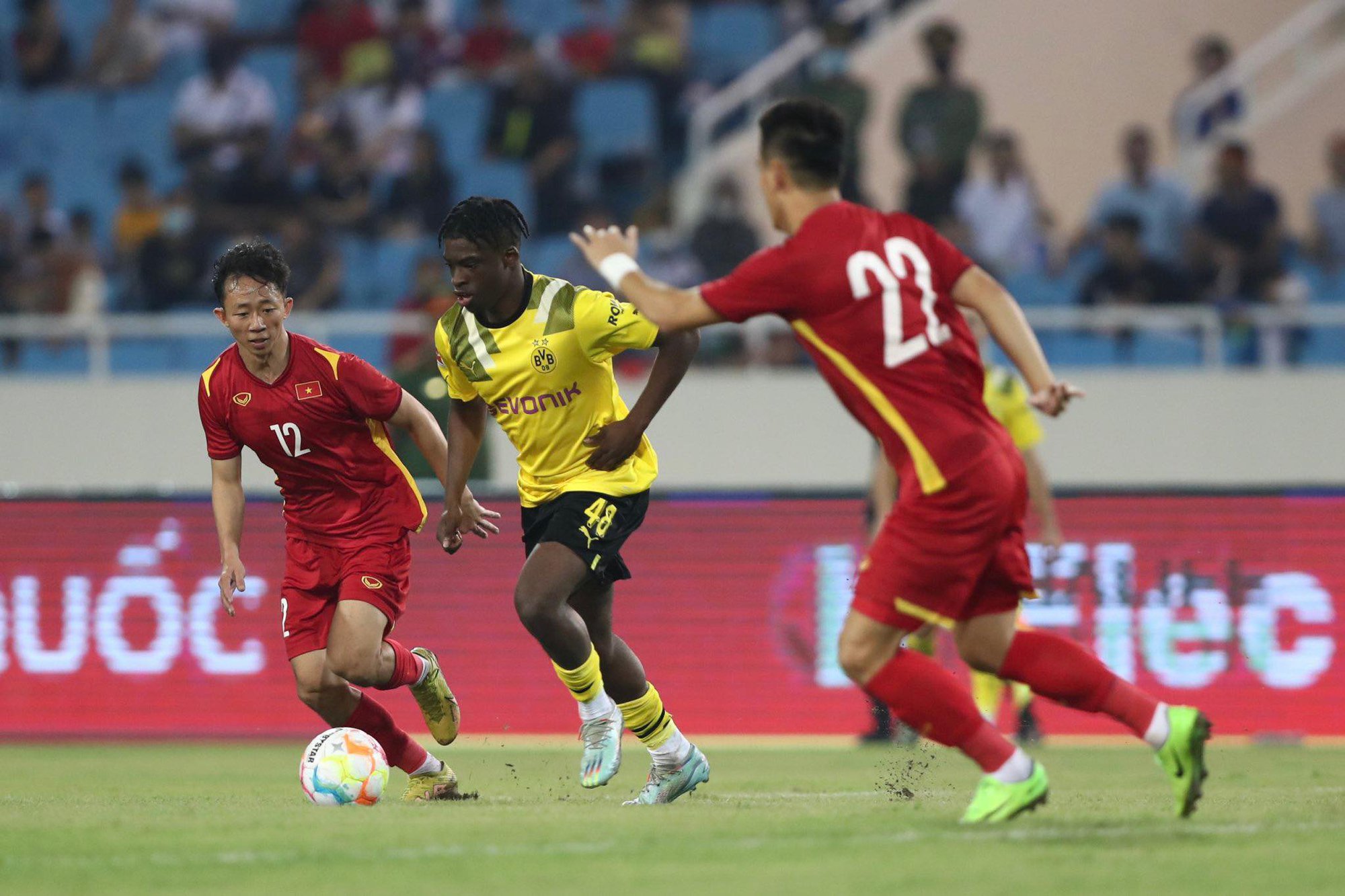 Tiến Linh, Tuấn Hải lập công giúp ĐT Việt Nam thắng ngược Dortmund - Ảnh 1.