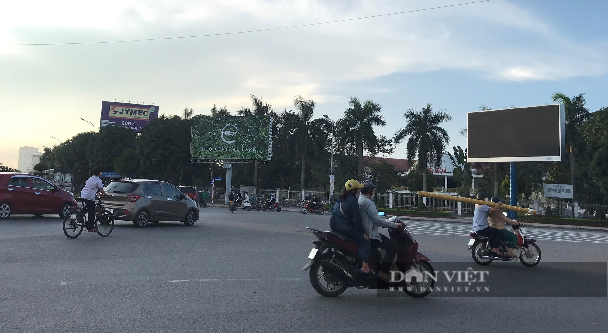 Loạn ma trận biển quảng cáo ở thành phố Vinh, Nghệ An - Ảnh 1.