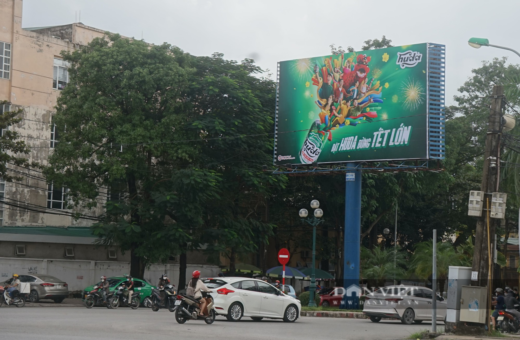 Loạn ma trận biển quảng cáo ở thành phố Vinh, Nghệ An - Ảnh 2.