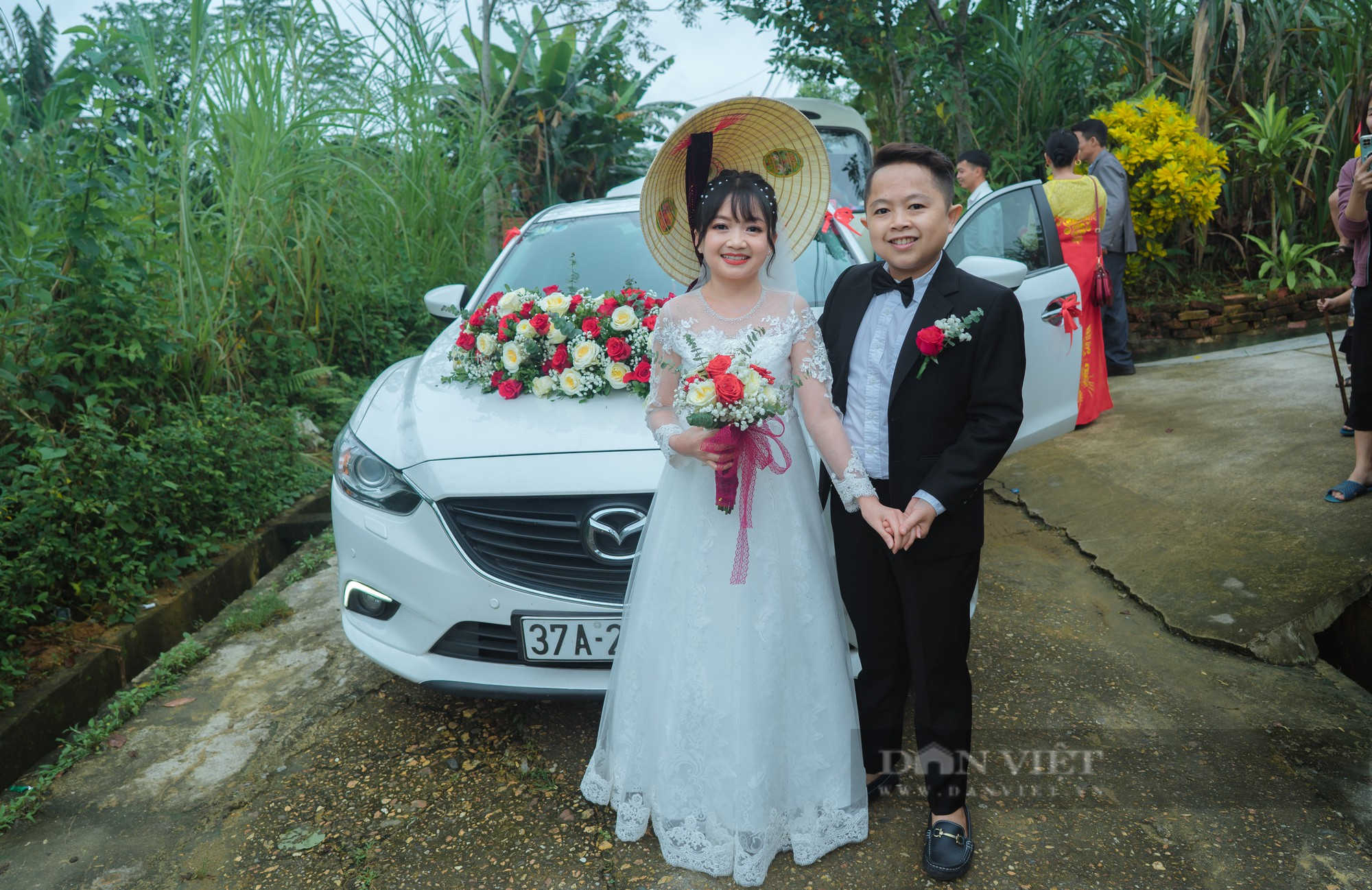 Hình ảnh siêu dễ thương đốn tim cộng đồng mạng của cặp đôi tí hon vừa làm đám cưới ở Nghệ An - Ảnh 3.