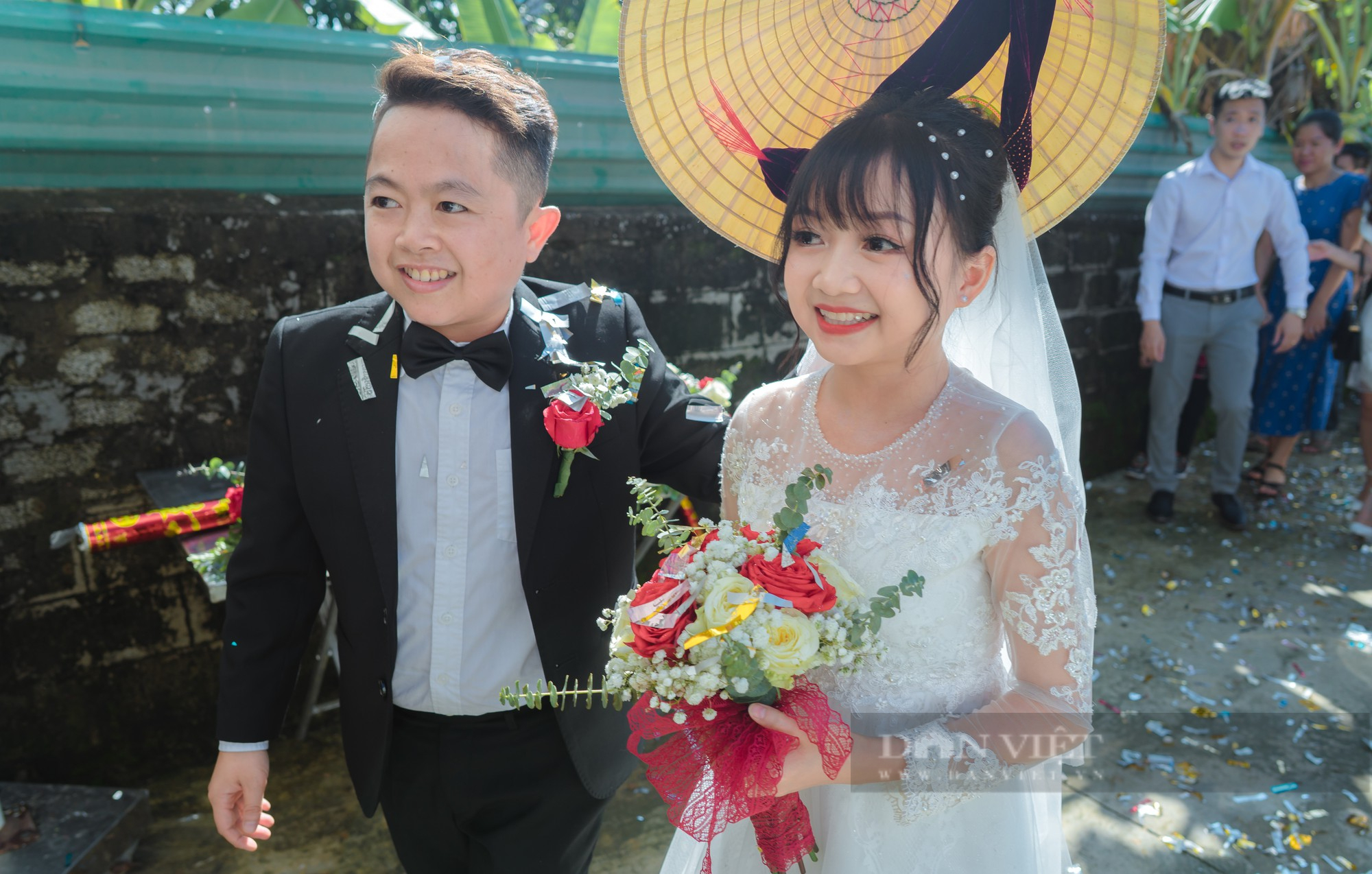 Hình ảnh siêu dễ thương đốn tim cộng đồng mạng của cặp đôi tí hon vừa làm đám cưới ở Nghệ An - Ảnh 1.