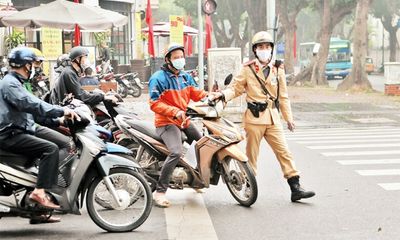 Đè vạch khi dừng đèn có bị phạt bao nhiêu, CSGT có cần chứng minh bằng hình ảnh? - Ảnh 1.