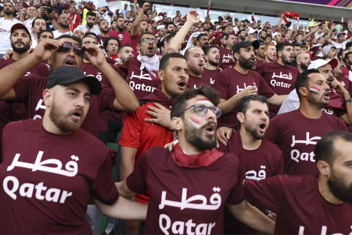 Bí mật của nhóm cổ động viên gào thét cổ vũ cuồng nhiệt đội tuyển Qatar trên khán đài World Cup 2022 - Ảnh 1.