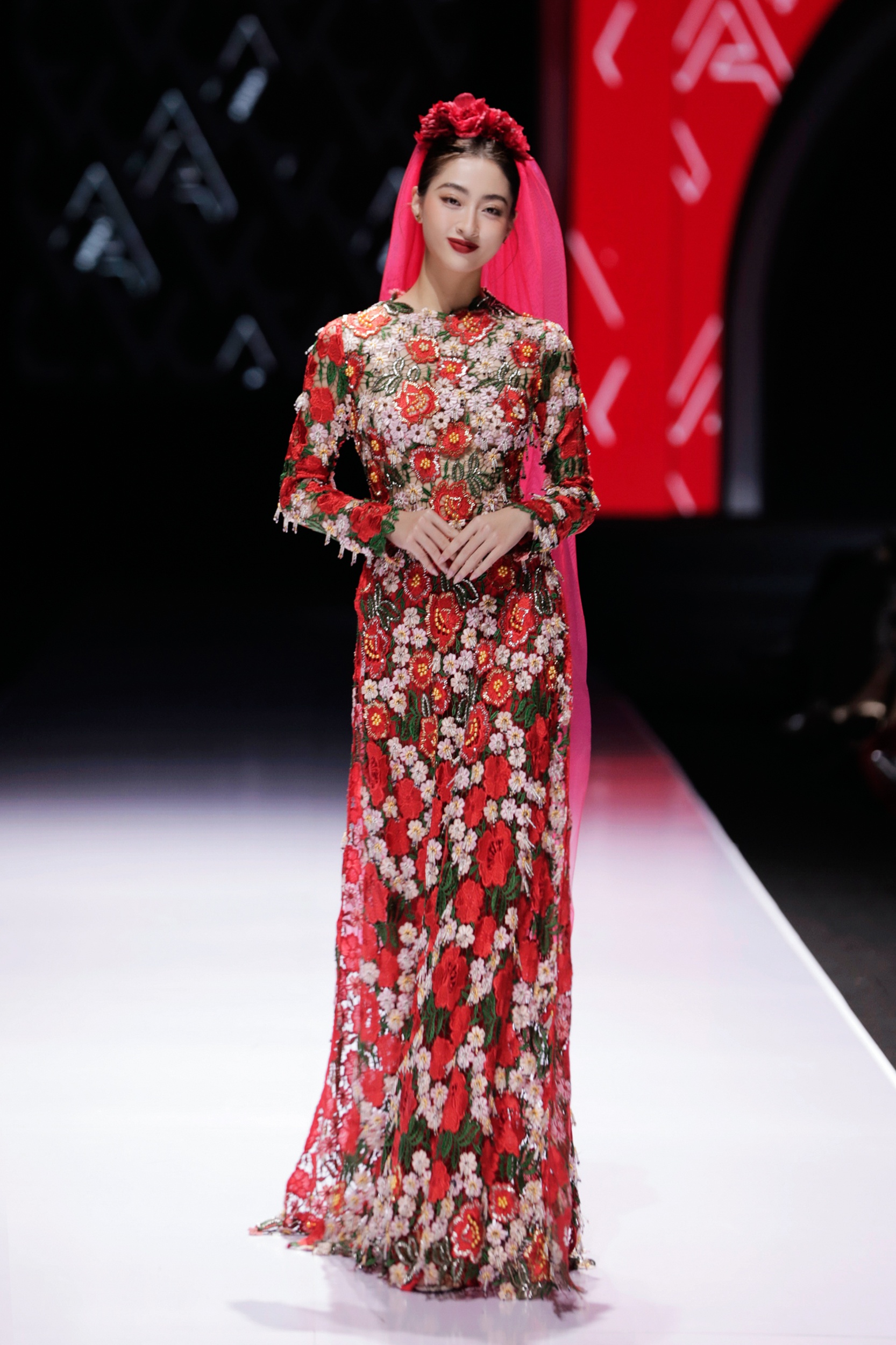 Hoa hậu Lương Thùy Linh xinh đẹp tựa nàng thơ, &quot;đắt show&quot; diễn thời trang dịp cuối năm - Ảnh 1.