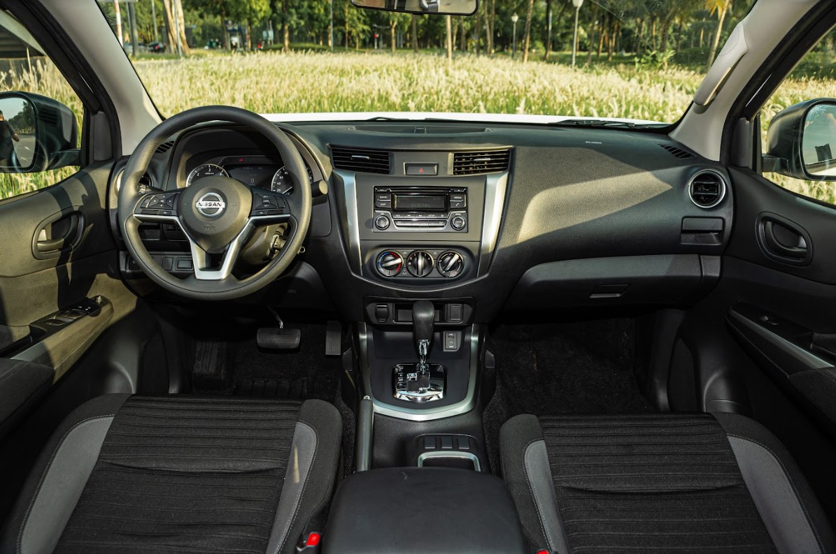 Nissan Navara EL 2WD 2023 ra mắt: Thiết kế bắt mắt, thêm lựa chọn bán tải giá rẻ cho người Việt - Ảnh 4.